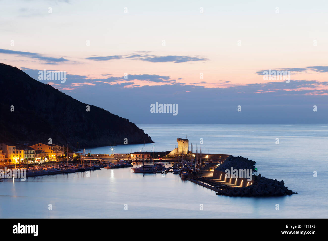 Hafen von Marciana Marina mit Turm Torre Pisana, Marciana Marina, Insel Elba, Provinz Livorno, Toskana, Italien, Europa Stockfoto