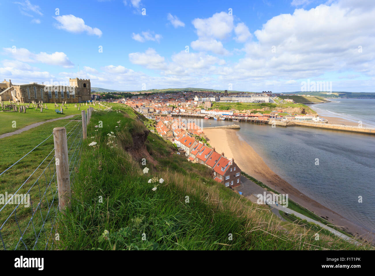 St. Marien Kirche und Friedhof mit Blick über Tate Hill Beach und Stadthäuser, West Cliff, Whitby, Yorkshire, England, UK Stockfoto