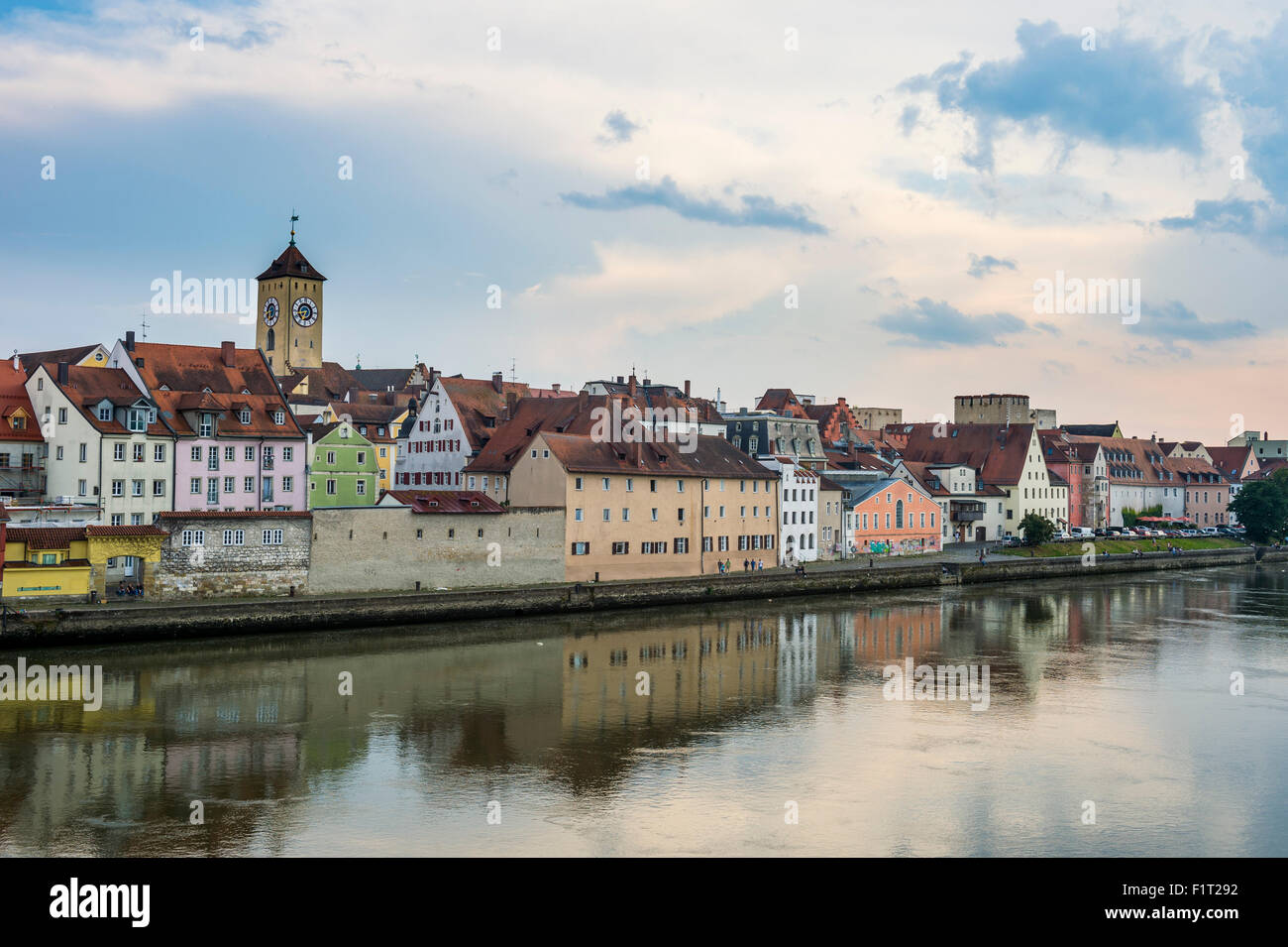 Donau und die Skyline von Regensburg, UNESCO World Heritage Site, Bayern, Deutschland, Europa Stockfoto