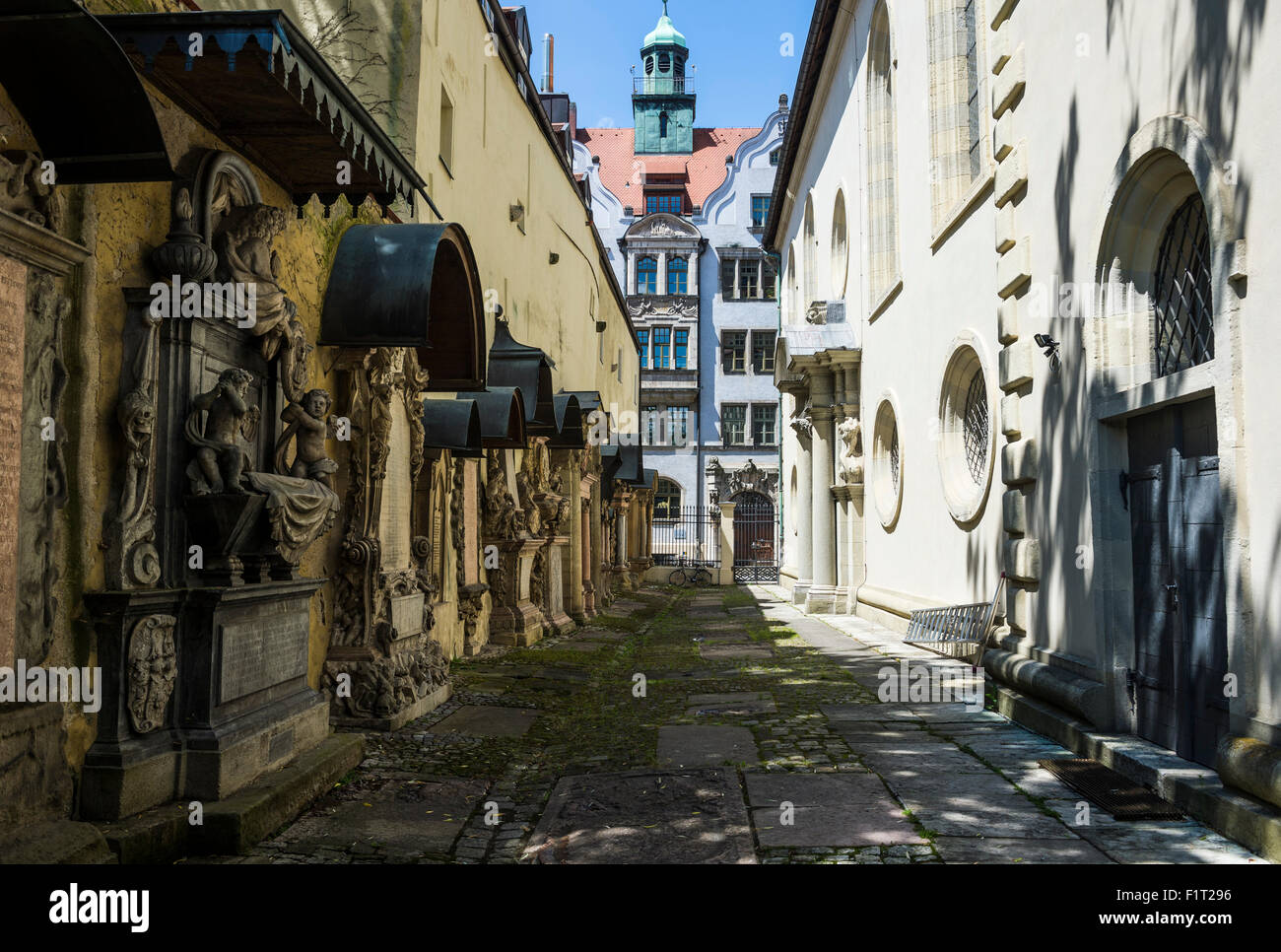 Trinity Church Friedhof Grabsteine, Kirche der Heiligen Dreifaltigkeit, Regensburg, UNESCO-Weltkulturerbe, Bayern, Deutschland Stockfoto