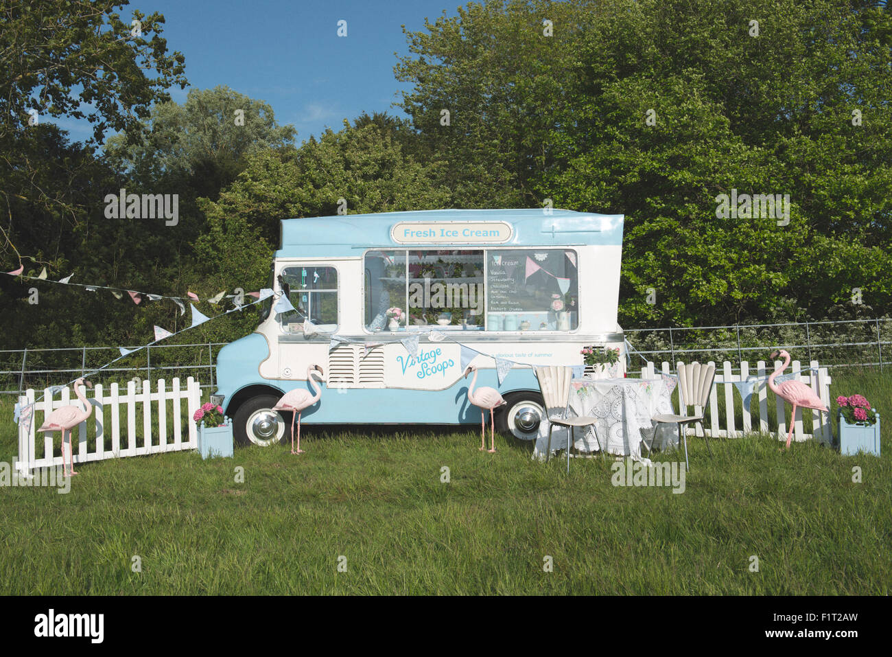 Vintage Landschaft Garten Teeparty Picknick mit einem klassischen britischen Vintage Ice Cream van Stockfoto