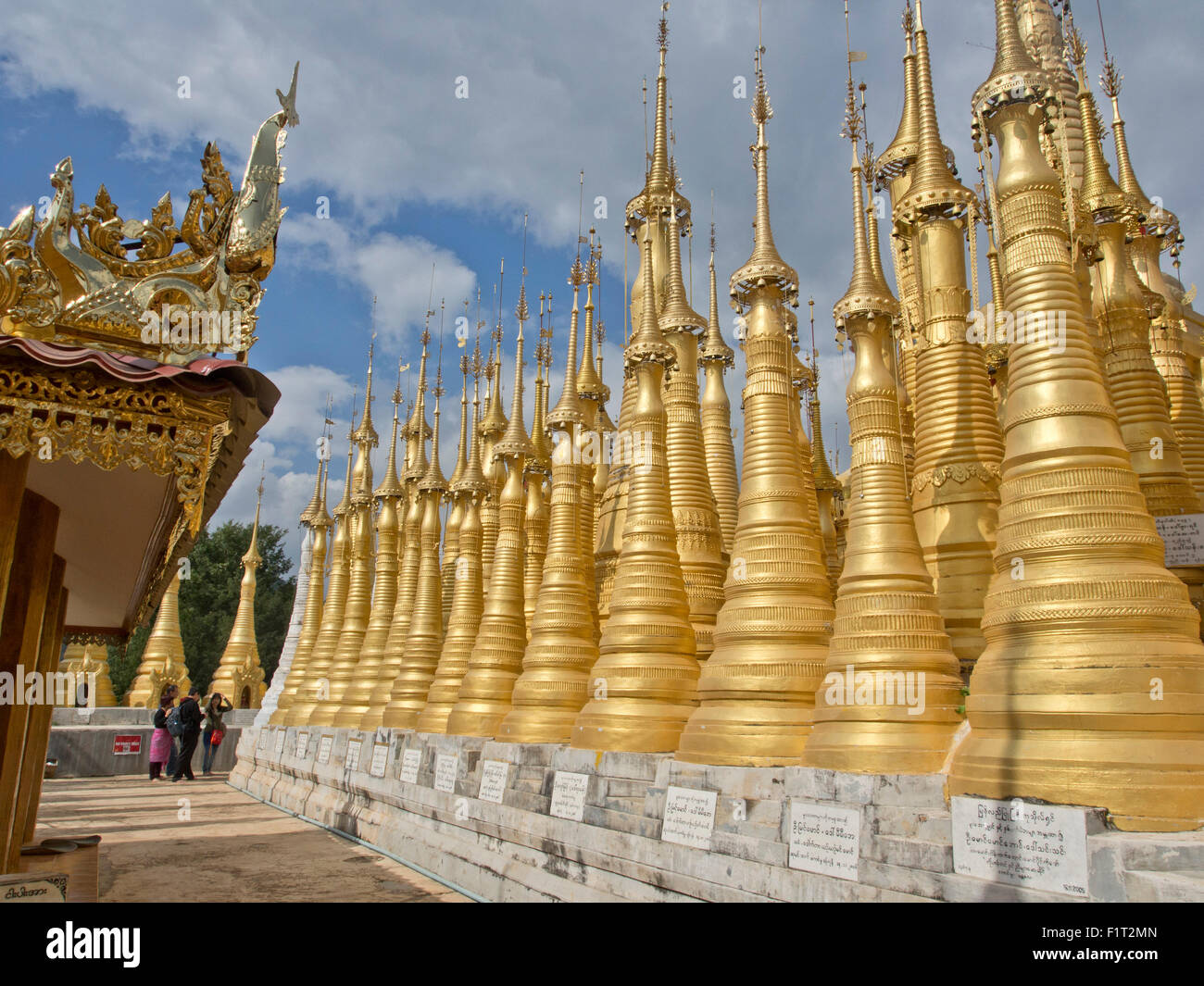 Chinesische Touristen besuchen buddhistische Tempel in der Inle-See-Region, Shan State in Myanmar (Burma), Asien Stockfoto