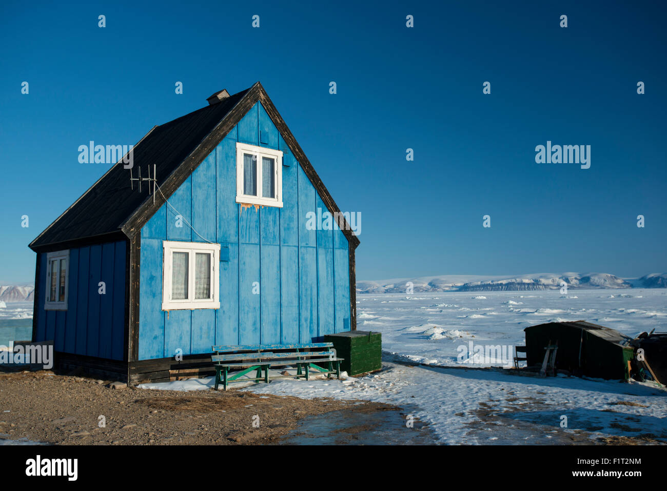 Bunte hölzerne Häuser im Dorf Qaanaaq, eines der nördlichsten Siedlungen auf dem Planeten, Grönland, Dänemark Stockfoto