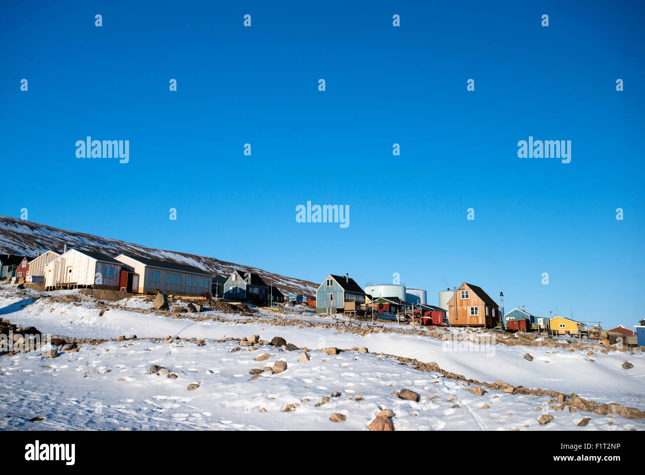 Bunte hölzerne Häuser im Dorf Qaanaaq, eines der nördlichsten Siedlungen auf dem Planeten, Grönland, Dänemark Stockfoto