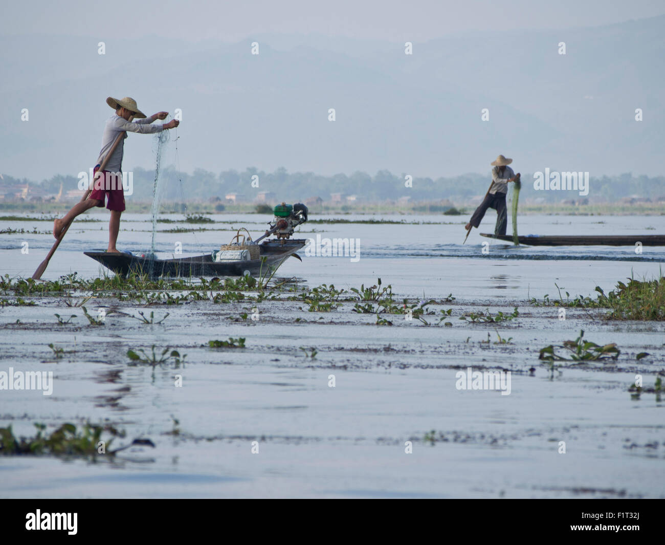 Fischer werfen ihre Netze in Inle-See, Shan State in Myanmar (Burma), Asien Stockfoto