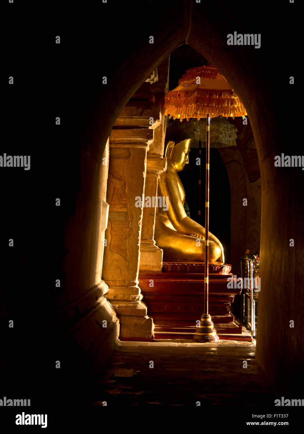 Statue in einem buddhistischen Tempel von Bagan (Pagan), Myanmar (Burma), Asien Stockfoto