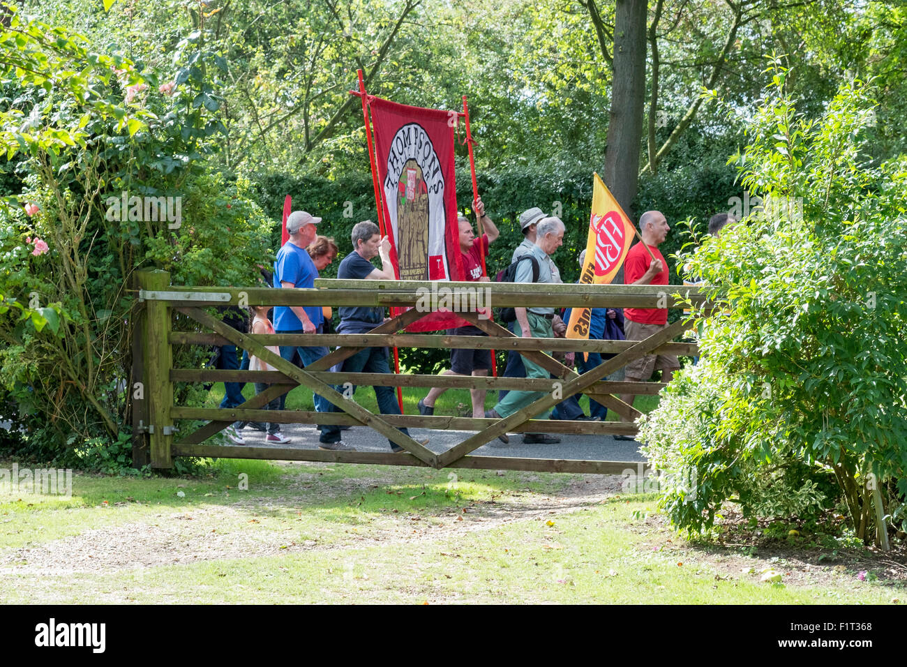 Norfolk, Großbritannien. 6. September 2015. 2015 Burston Streik Schule Rallye.  Die jährliche Rallye ist Leuchtfeuer für Gewerkschafterinnen und Gewerkschafter zu Großbritanniens längsten laufenden Streik zu gedenken.   Die Burston Streik Schule lief in der Mitte der längsten Streiks in der britischen Geschichte, zwischen 1914 und 1939. Der Streik begann, als Lehrer an der VillageÕs Kirche von England Schule, Annie Higdon und ihr Mann Tom Higdon,, nach einem Streit mit dem Verwaltungsausschuss AreaÕs Schule entlassen wurden und Schüler in ihre Unterstützung streikten. Bildnachweis: Jason Bye/Alamy Live-Nachrichten Stockfoto