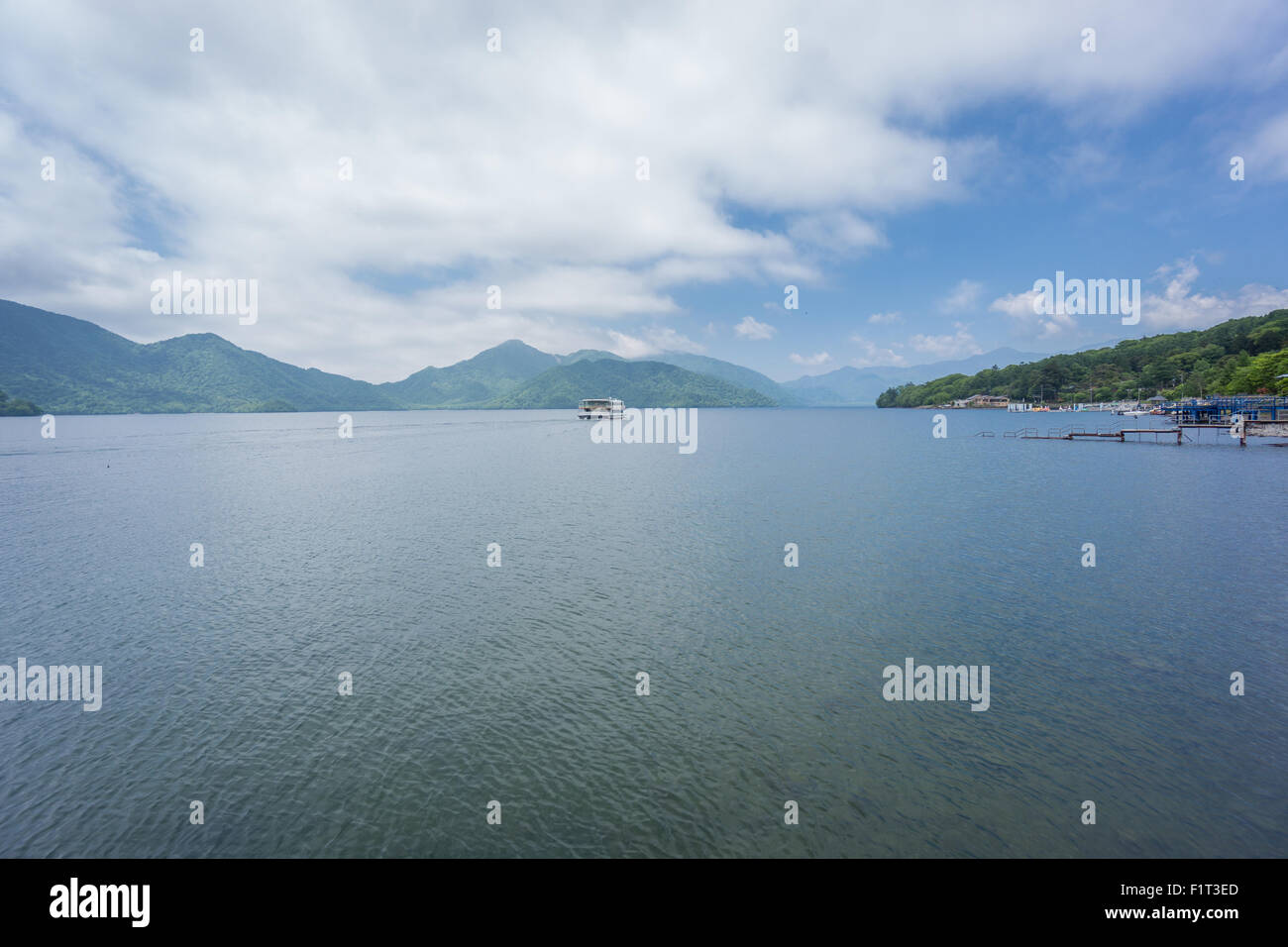 See Chuzenji mit touristischen Boot in der Nähe von Nikko, Japan Stockfoto