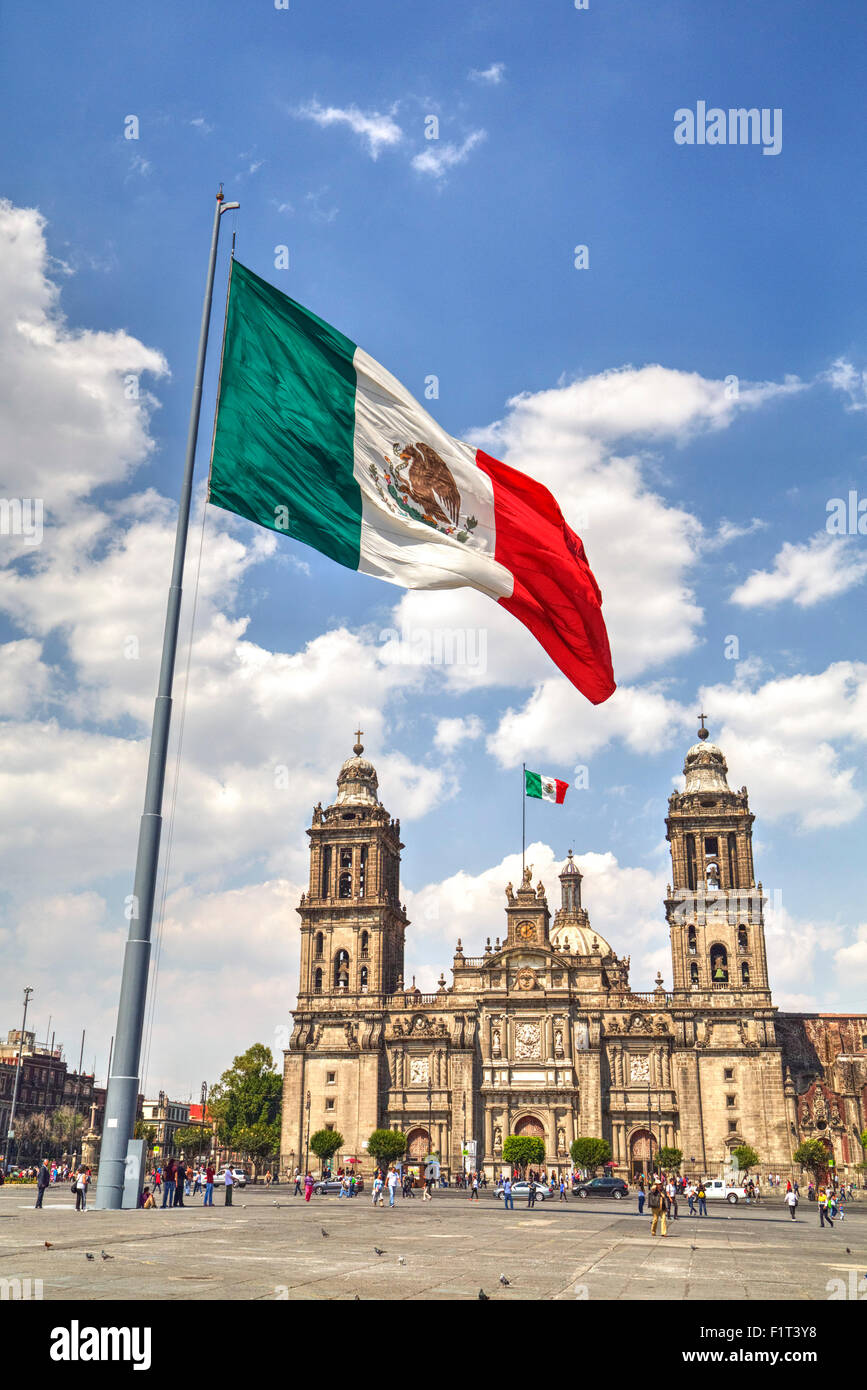 Mexikanische Flagge, Plaza der Verfassung (Zocalo), Metropolitan-Kathedrale im Hintergrund, Mexico City, Mexico D.F., Mexiko Stockfoto