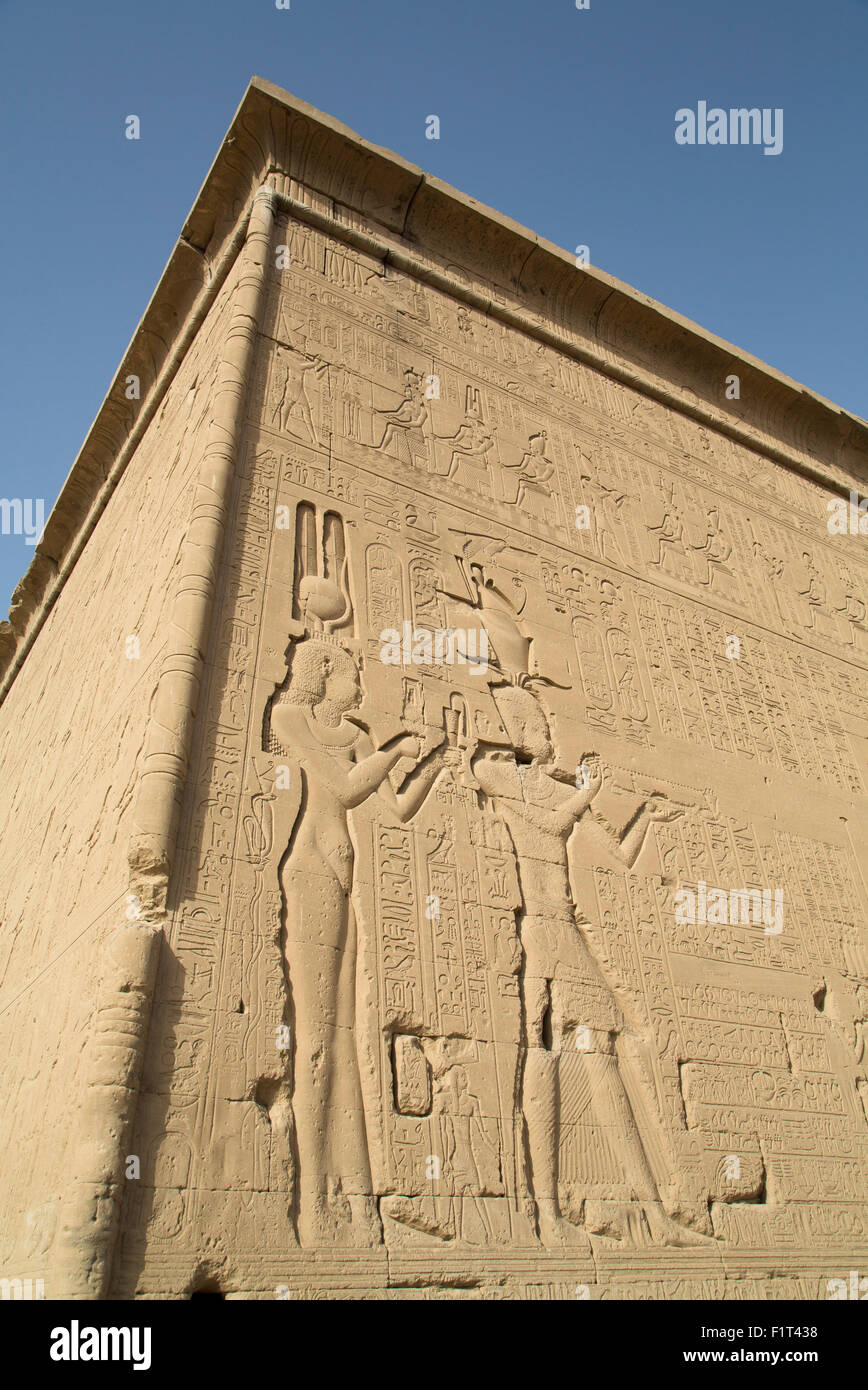 Relief Darstellung Cleopatra und Kaisarion, Tempel der Hathor, Dendera, Ägypten, Nordafrika, Afrika Stockfoto