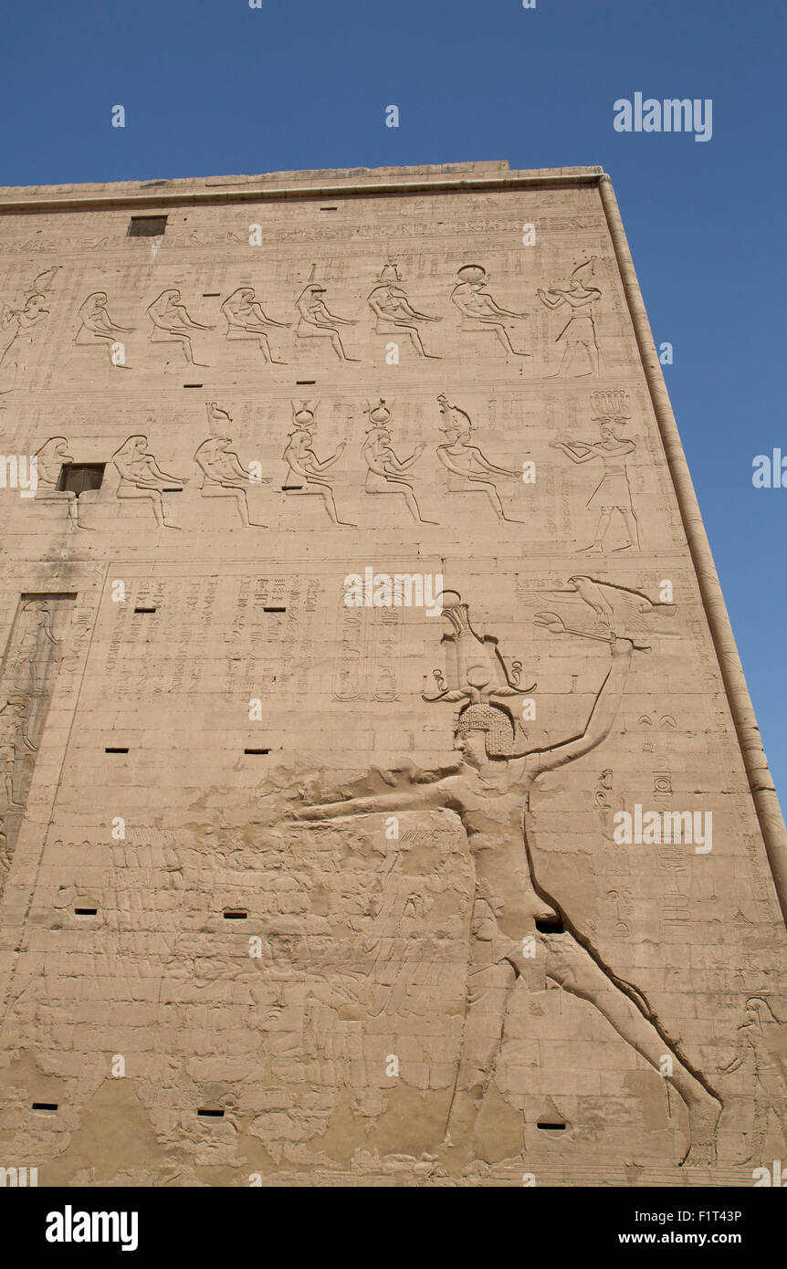 Relief Darstellung des Pharaos töten Feinde, Pylon, Tempel des Horus, Edfu, Ägypten, Nordafrika, Afrika Stockfoto