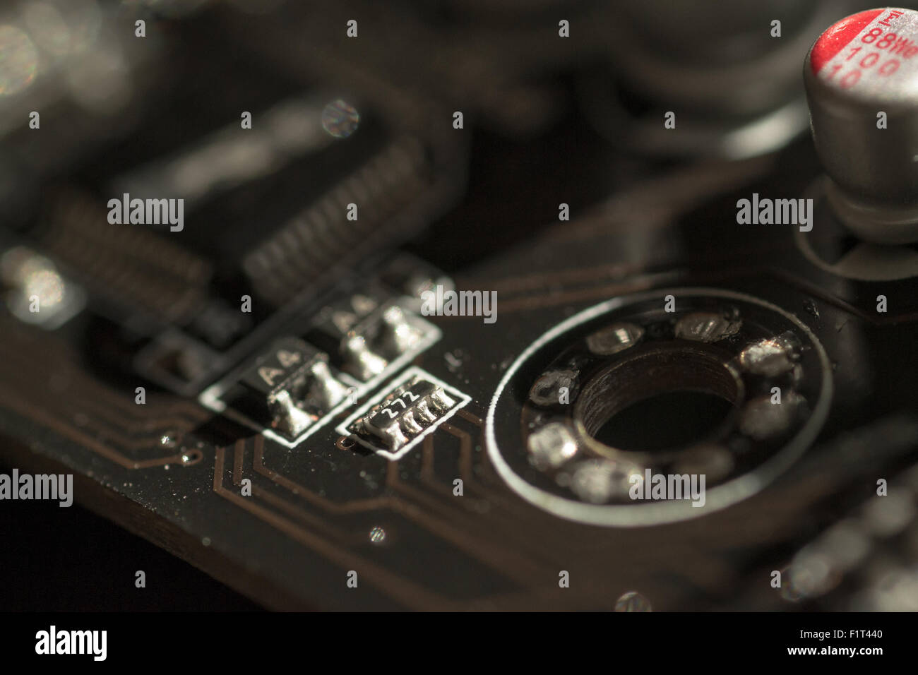 Makro Nahaufnahme einer elektronischen Leiterplatte mit elektronischen Mikroteile und Widerständen Stockfoto