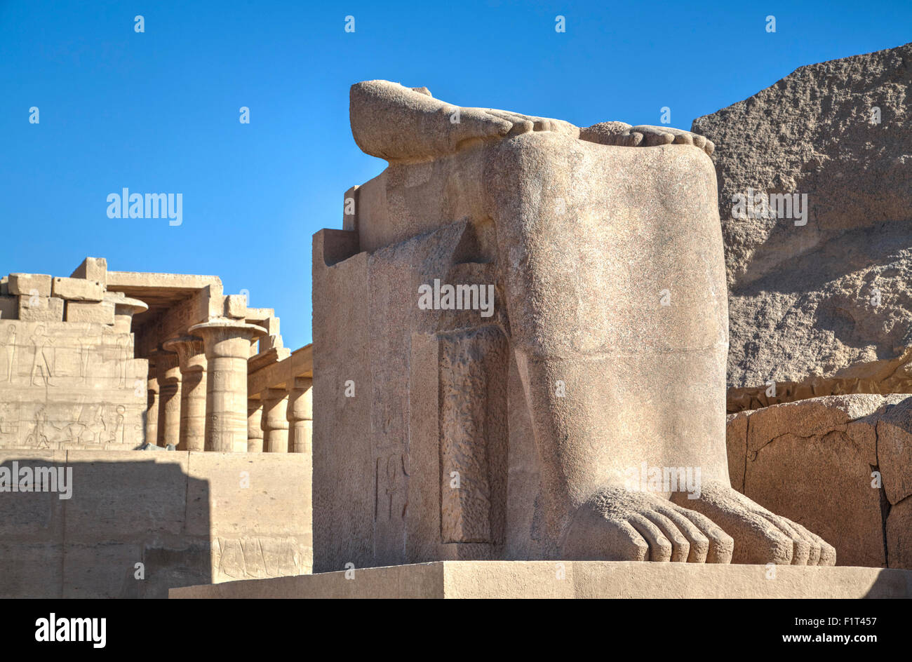 Untere Reste der Koloss des Ramses II, das Ramesseum (Mortuary Temple of Ramese II), Luxor, Westbank, Theben, UNESCO, Ägypten Stockfoto