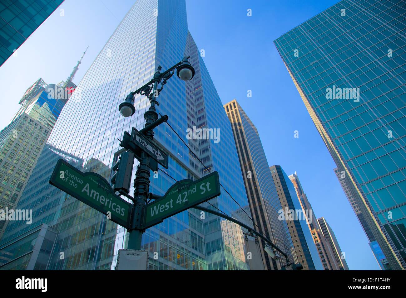 Zeichen der Avenue of the Americas und West 42nd Street, New York, Vereinigte Staaten von Amerika, Nordamerika Stockfoto