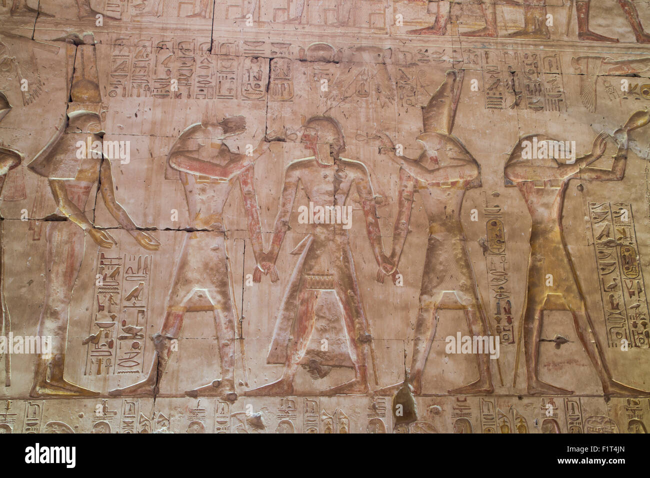 Basrelief von Pharao Seti I in Zentrum mit ägyptischen Götter, Tempel von Sethos i., Abydos, Ägypten, Nordafrika, Afrika Stockfoto