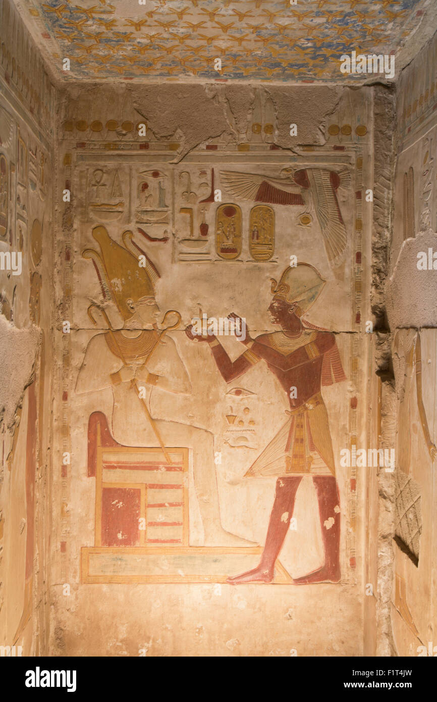 Basrelief, Pharao Seti ich rechts, Tempel von Sethos i., Abydos, Ägypten, Nordafrika, Afrika Stockfoto