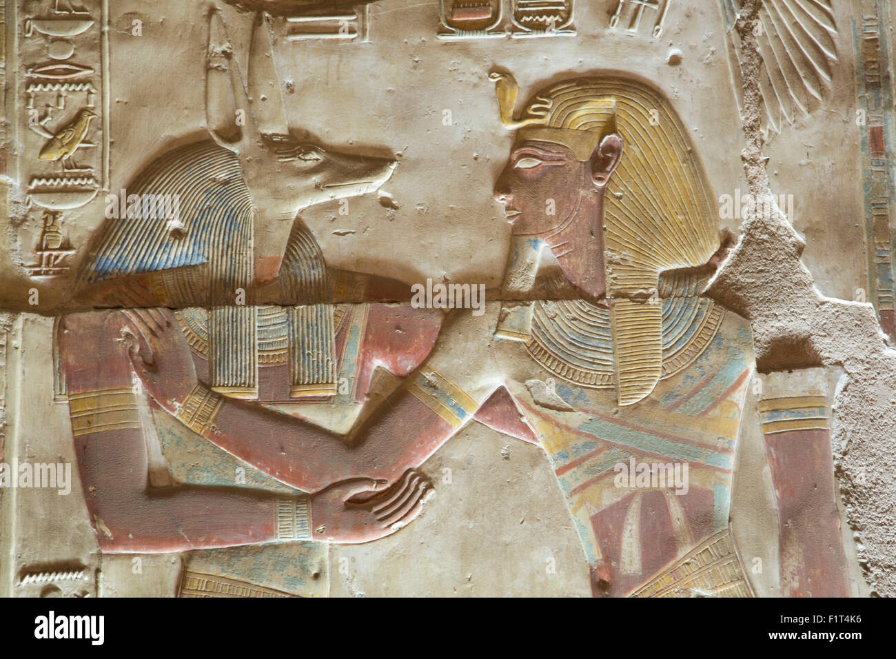 Basrelief der Gott Anubis auf linken Seite, mit dem Pharao Seti i., Tempel von Sethos i., Abydos, Ägypten, Nordafrika, Afrika Stockfoto