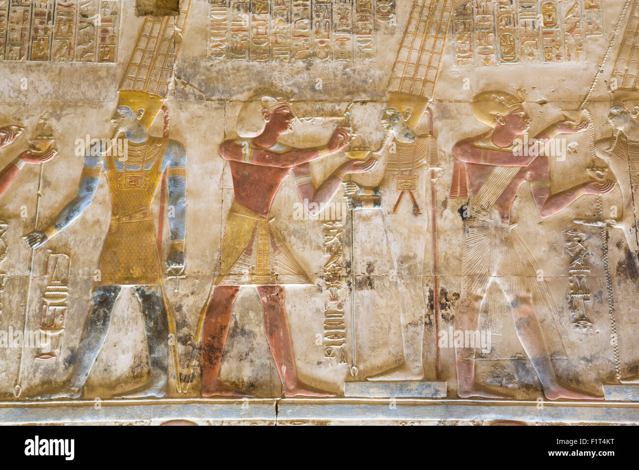Basrelief, Pharao Seti I zwischen Bilder von Gott Amun-Tempel von Sethos i., Abydos, Ägypten, Nordafrika, Afrika Stockfoto