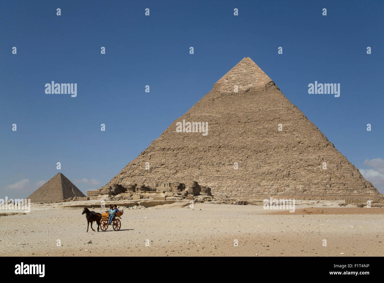 Horsecart und Pyramide des Chephren, den Pyramiden von Gizeh, UNESCO World Heritage Site, Gizeh, Ägypten, Nordafrika, Südafrika Stockfoto