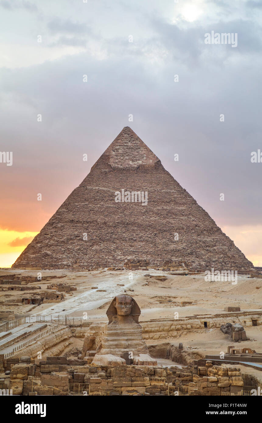 Sonnenuntergang, Sphinx im Vordergrund und die Pyramide des Chephren, die Pyramiden von Gizeh, UNESCO, Gizeh, Ägypten, Nordafrika Stockfoto