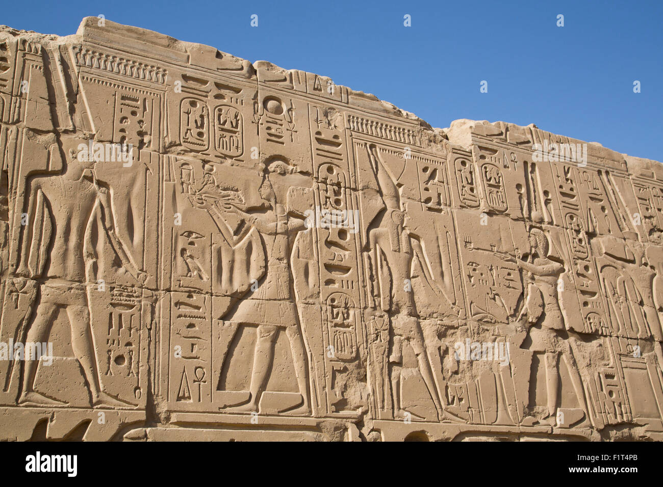 Basrelief von Pharaonen und Götter, Karnak Tempel, Luxor, Theben, UNESCO World Heritage Site, Ägypten, Nordafrika, Afrika Stockfoto