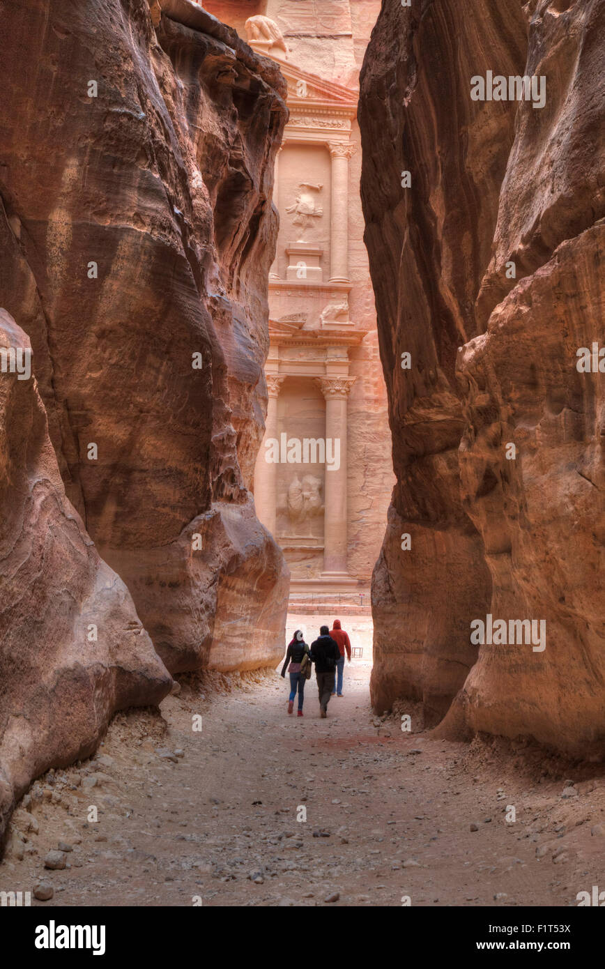 Touristen, die Annäherung an die Staatskasse von den Siq, Nahost Petra, UNESCO World Heritage Site, Jordanien, Stockfoto