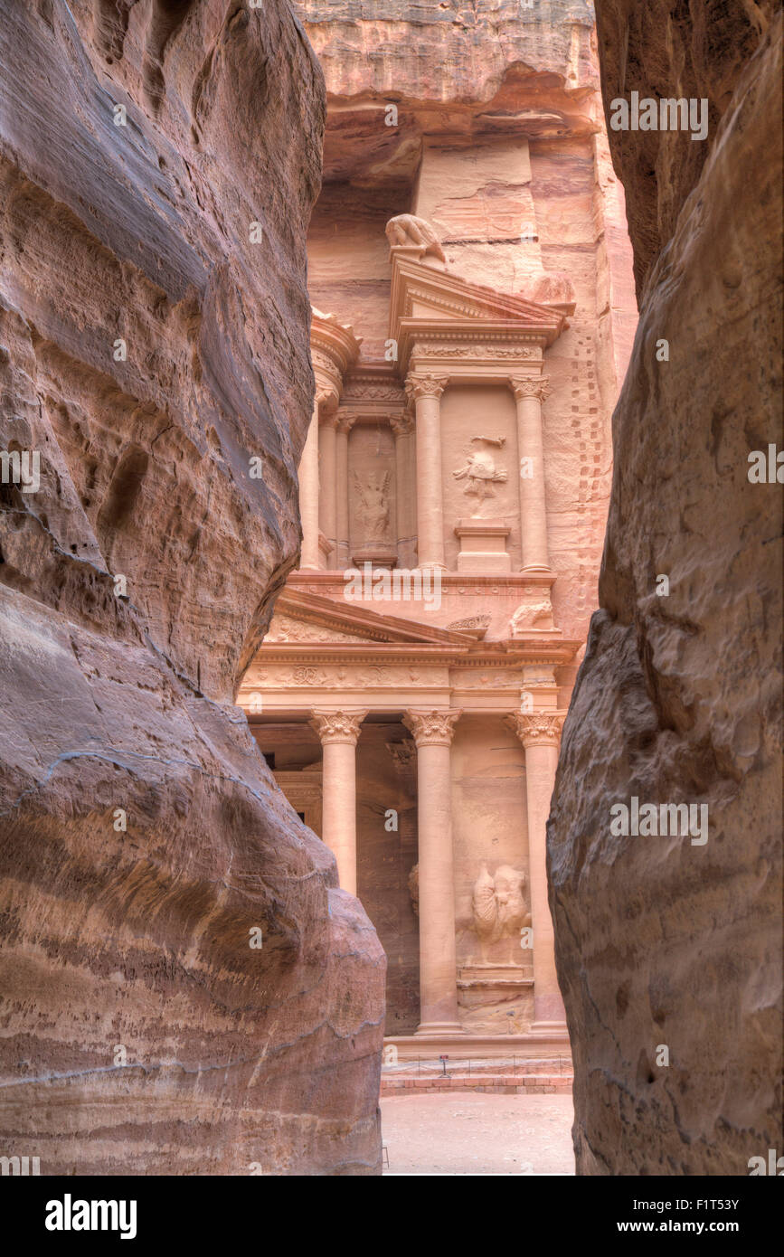 Das Finanzministerium von Siq, Petra, UNESCO World Heritage Site, Jordanien, Naher Osten aus gesehen Stockfoto