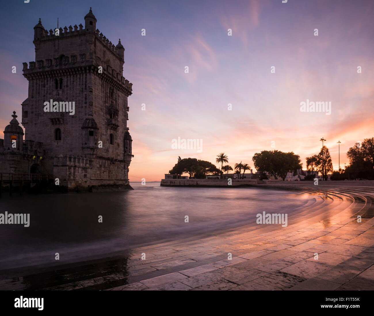 Turm von Belem in der Abenddämmerung (Torre de Belem), UNESCO-Weltkulturerbe, Lissabon, Portugal, Europa Stockfoto