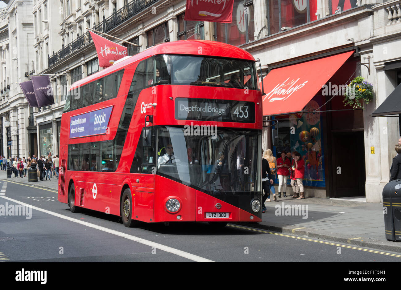 Eine neue Routemaster betrieben durch grünes Licht London im Auftrag von Transport for London unterwegs 453 übergibt Hamleys Spielwarenladen. Stockfoto