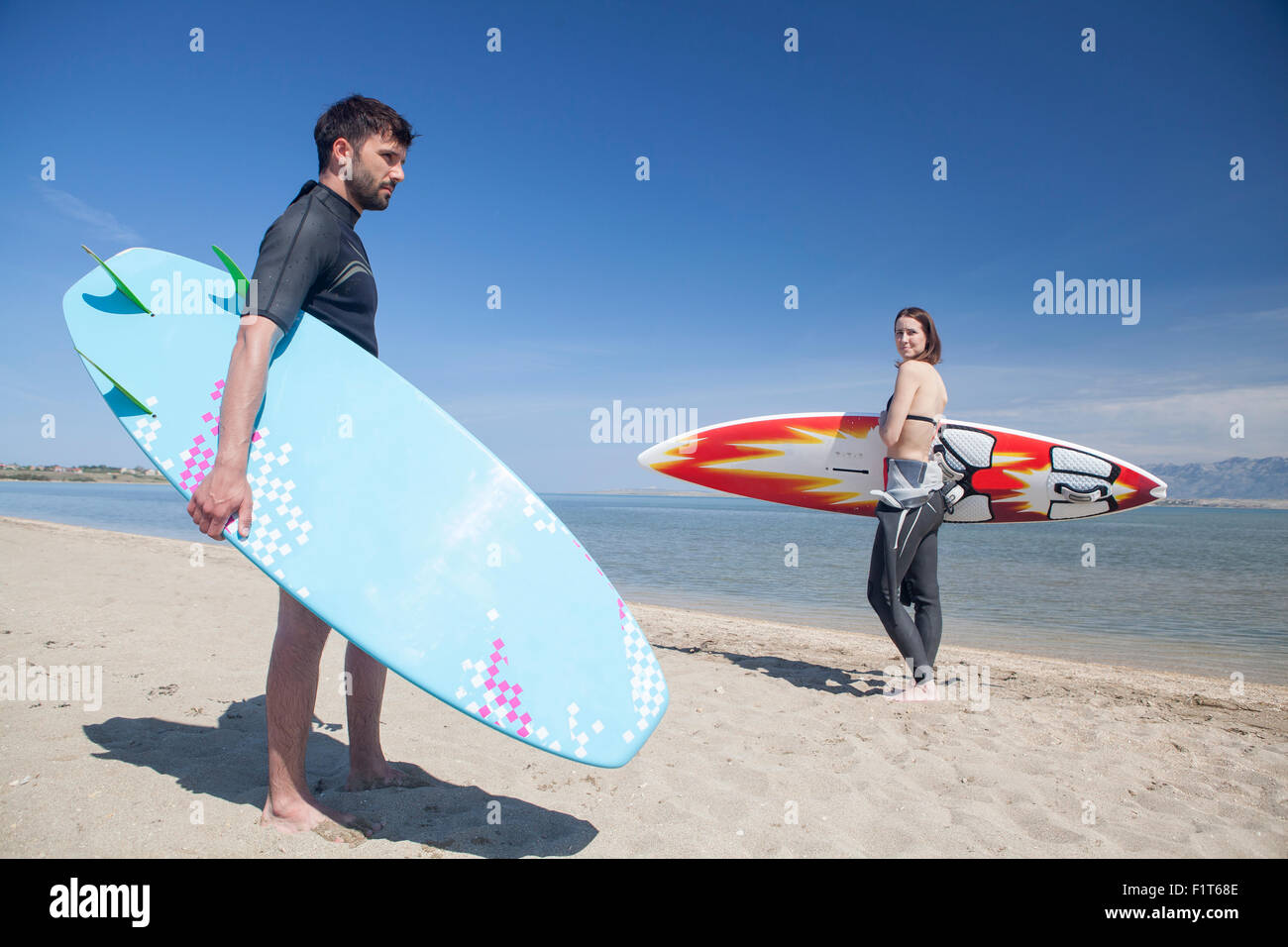 Zwei Surfer am Strand Stockfoto