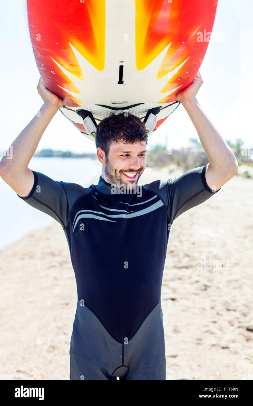 Surfer mit Surfbrett auf Kopf Stockfoto