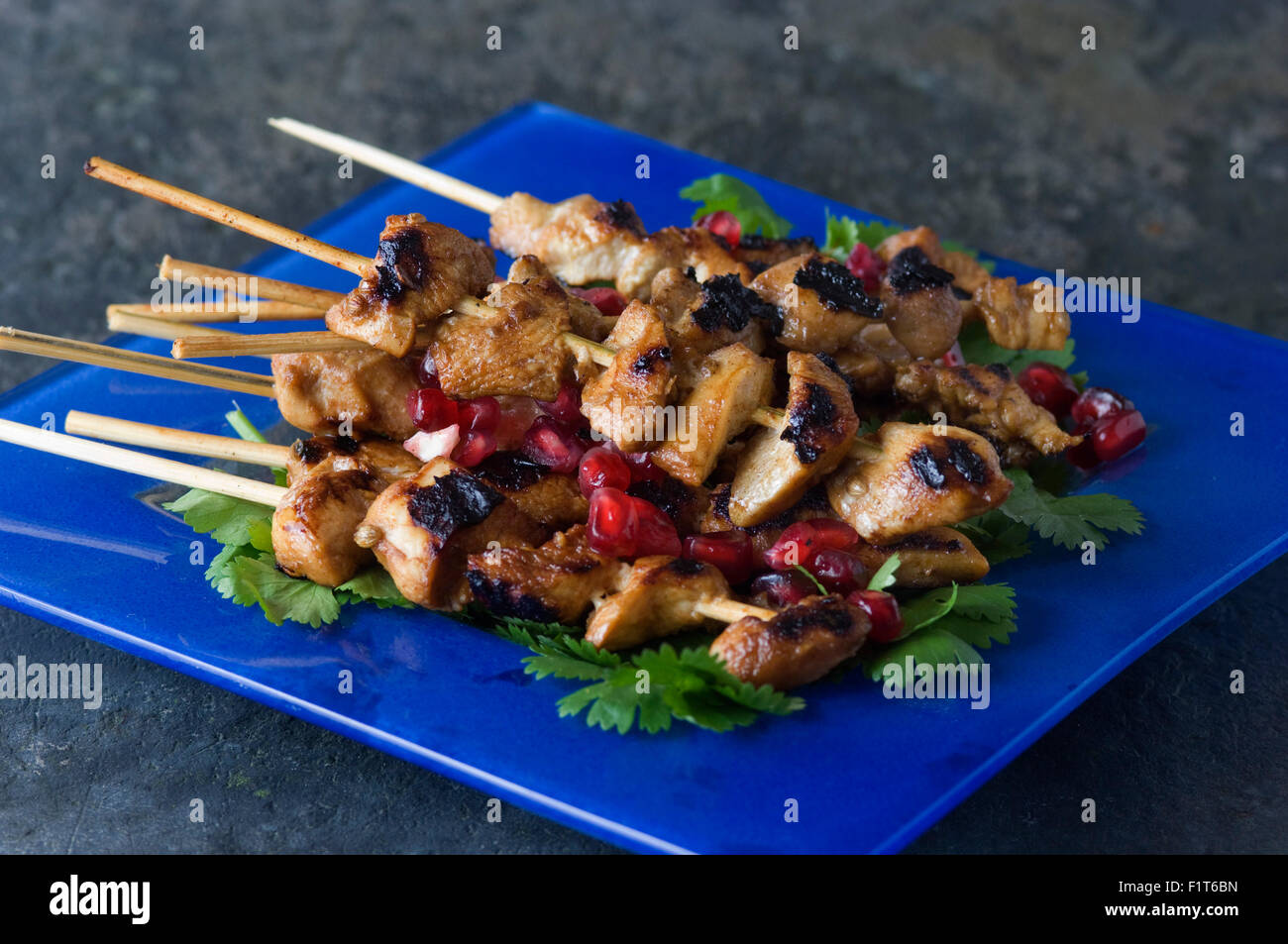 Schweinefleisch-Spieße serviert auf Holzspieße auf einem blauen dish.a UK Küche Griechenland griechisch-mediterranen Küche Fleisch Koch kocht Essen Stockfoto