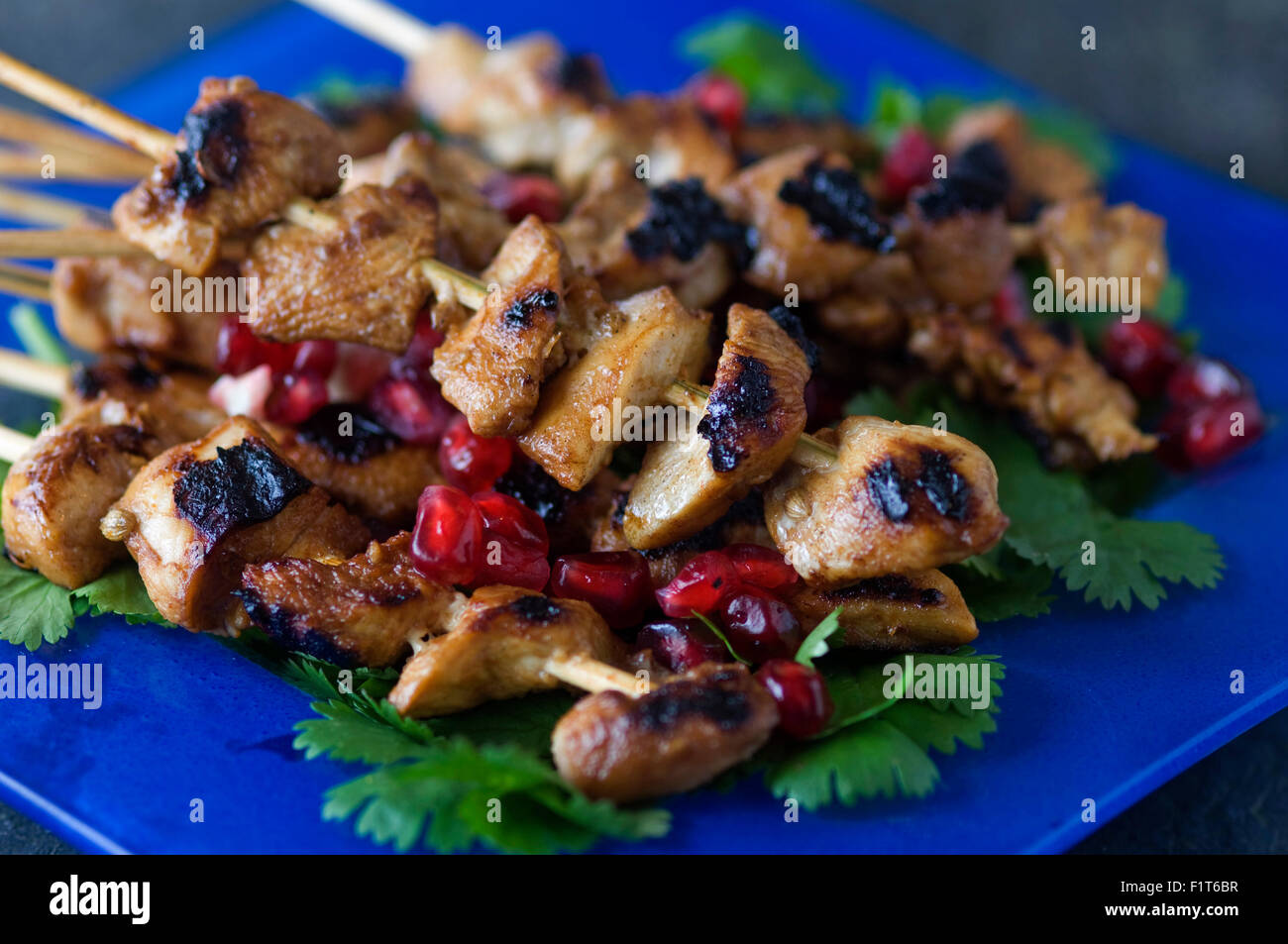 Schweinefleisch-Spieße serviert auf Holzspieße auf einem blauen dish.a UK Küche Griechenland griechisch-mediterranen Küche Fleisch Koch kocht Essen Stockfoto