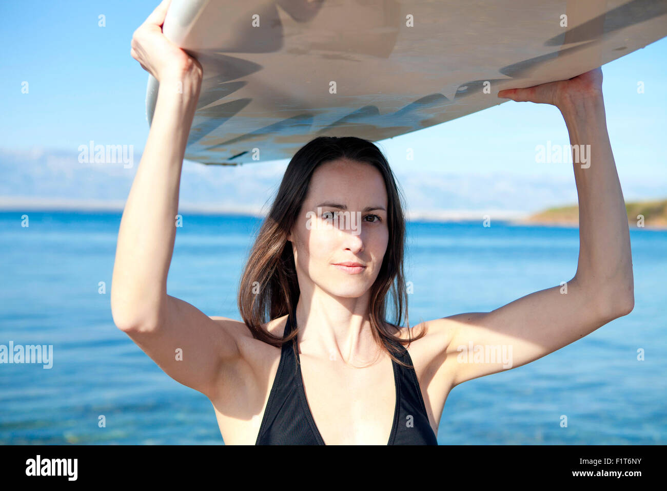 Frau mit Surfbrett Stockfoto