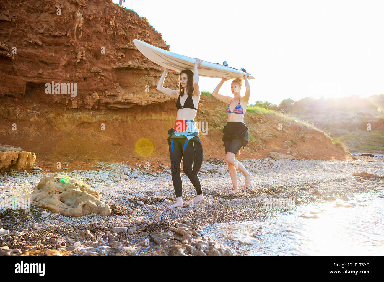 Weibliche Surfer mit Surfbrett Stockfoto