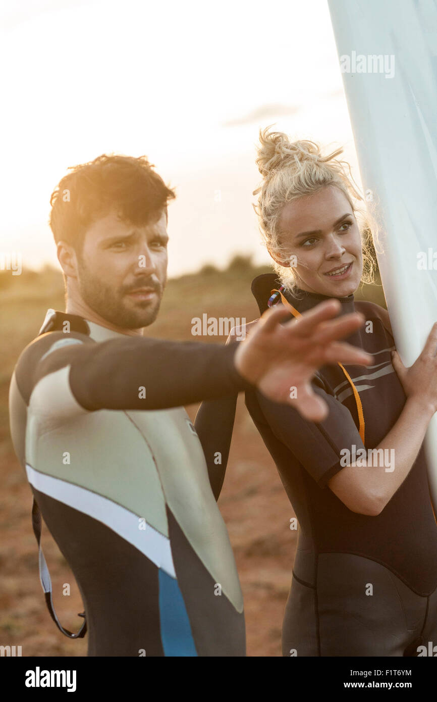 Zwei Surfer mit Surfbrett Stockfoto