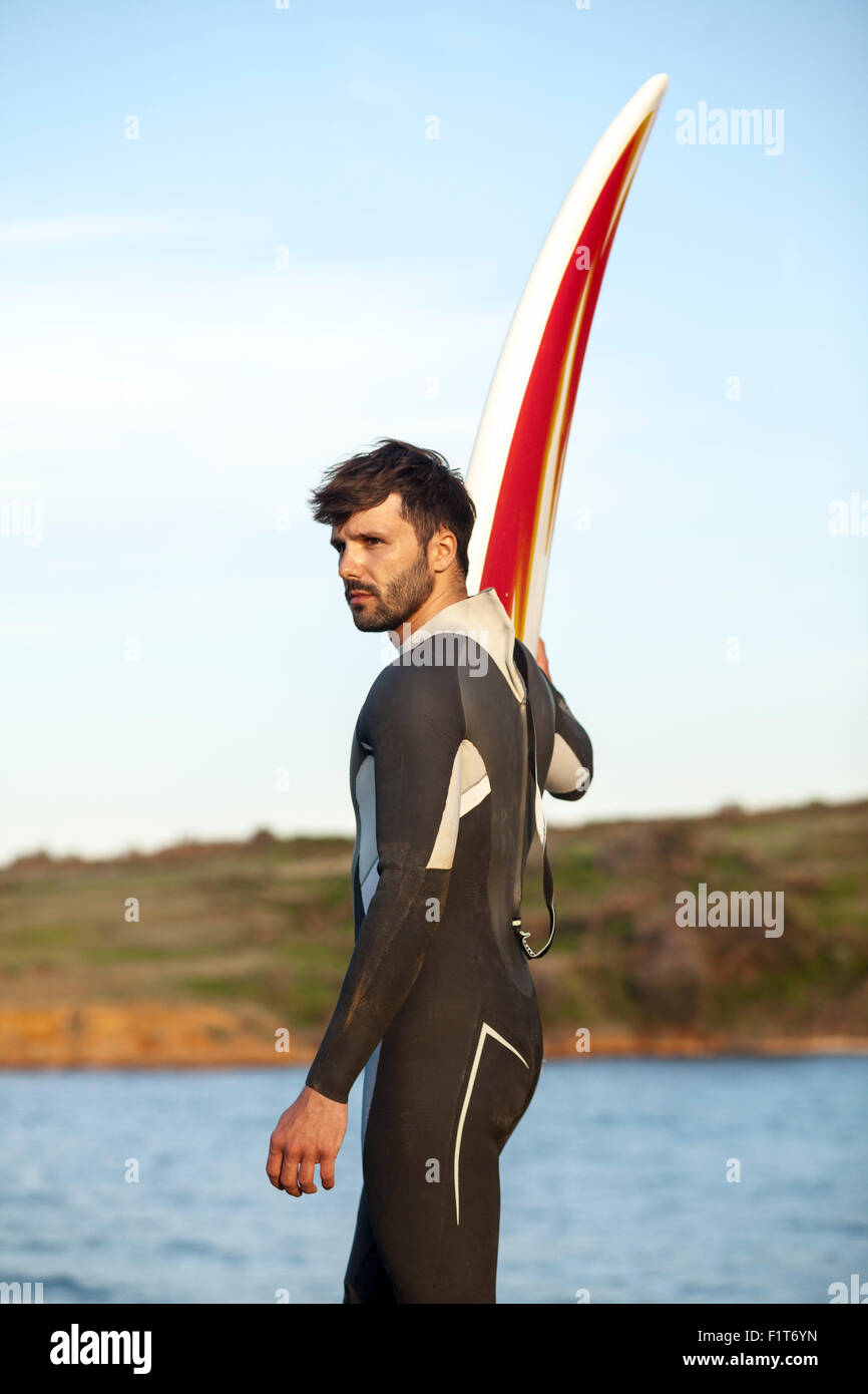 Männliche Surfer mit Surfbrett Stockfoto