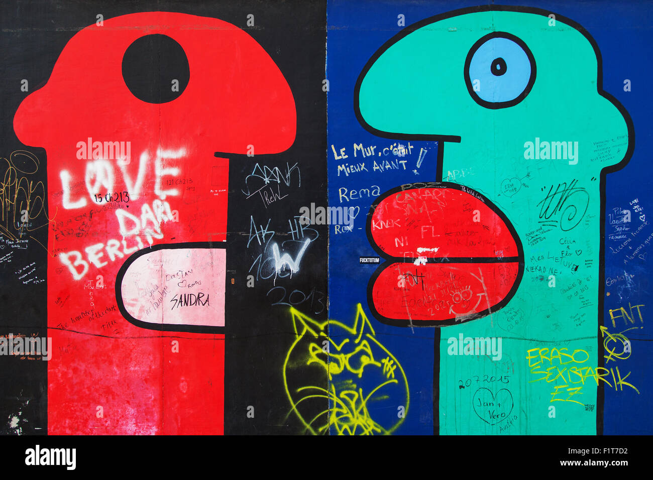 Rote und grüne Köpfe aus dem Wandbild "Einige Köpfe" von Thierry Noir auf der East Side Gallery am 8. August 2015 in Berlin, Deutschland. Stockfoto