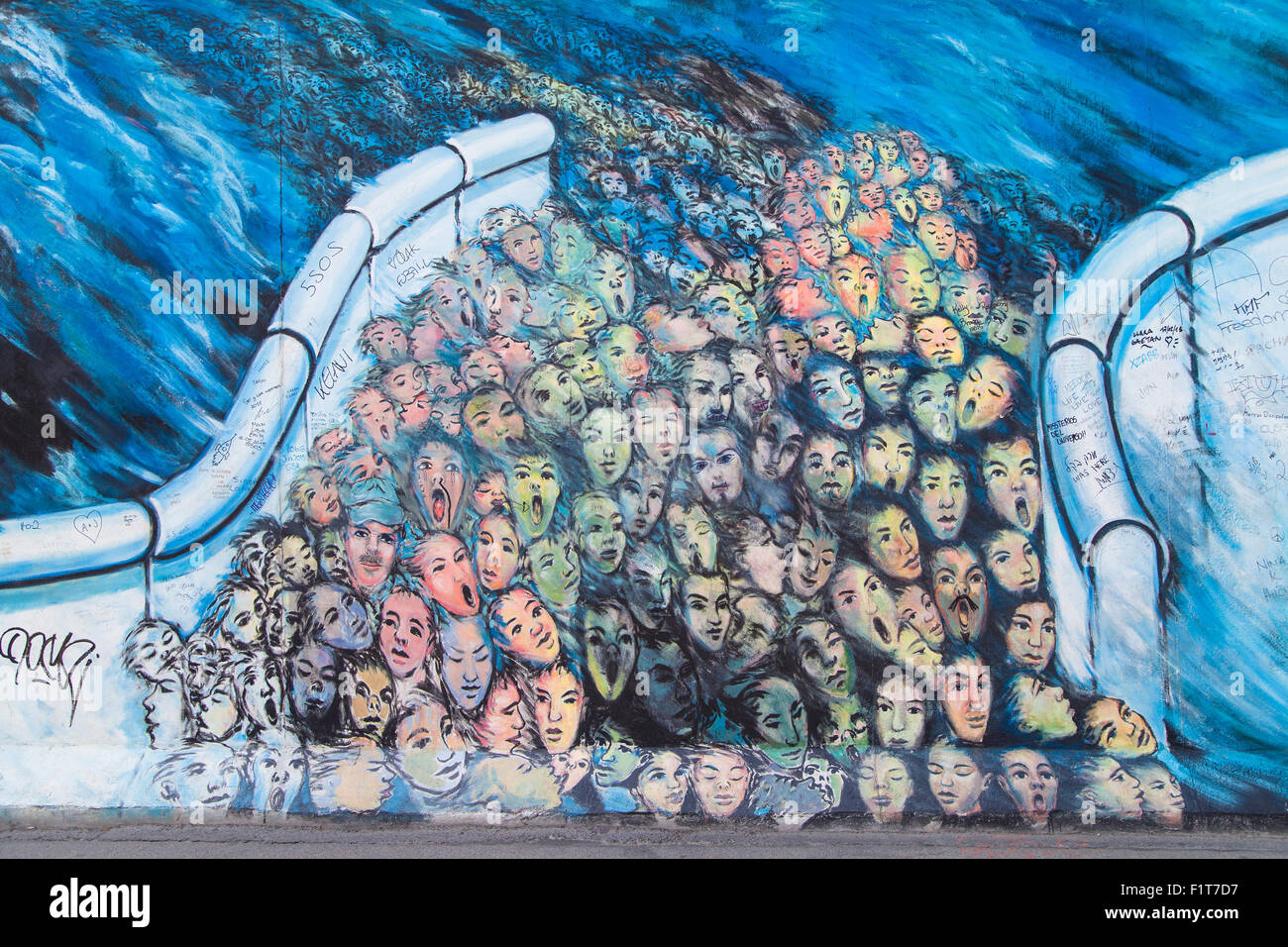 Wandbild "Es Geschah Im November" von Kani Alavi auf der East Side Gallery am 8. August 2015 in Berlin, Deutschland. Stockfoto