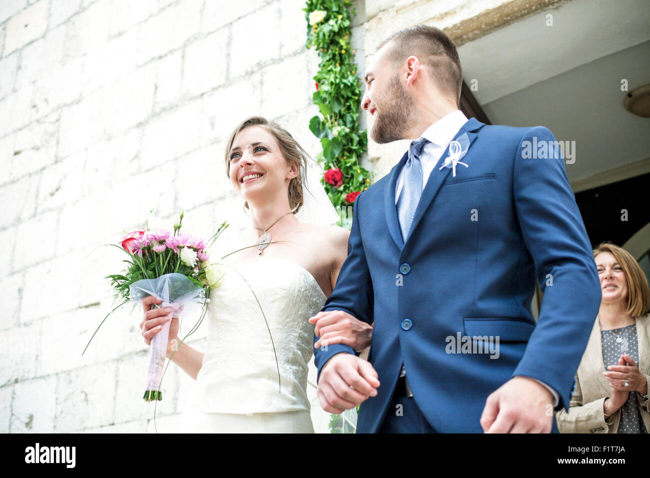 Braut und Bräutigam verlassen Kapelle Stockfoto