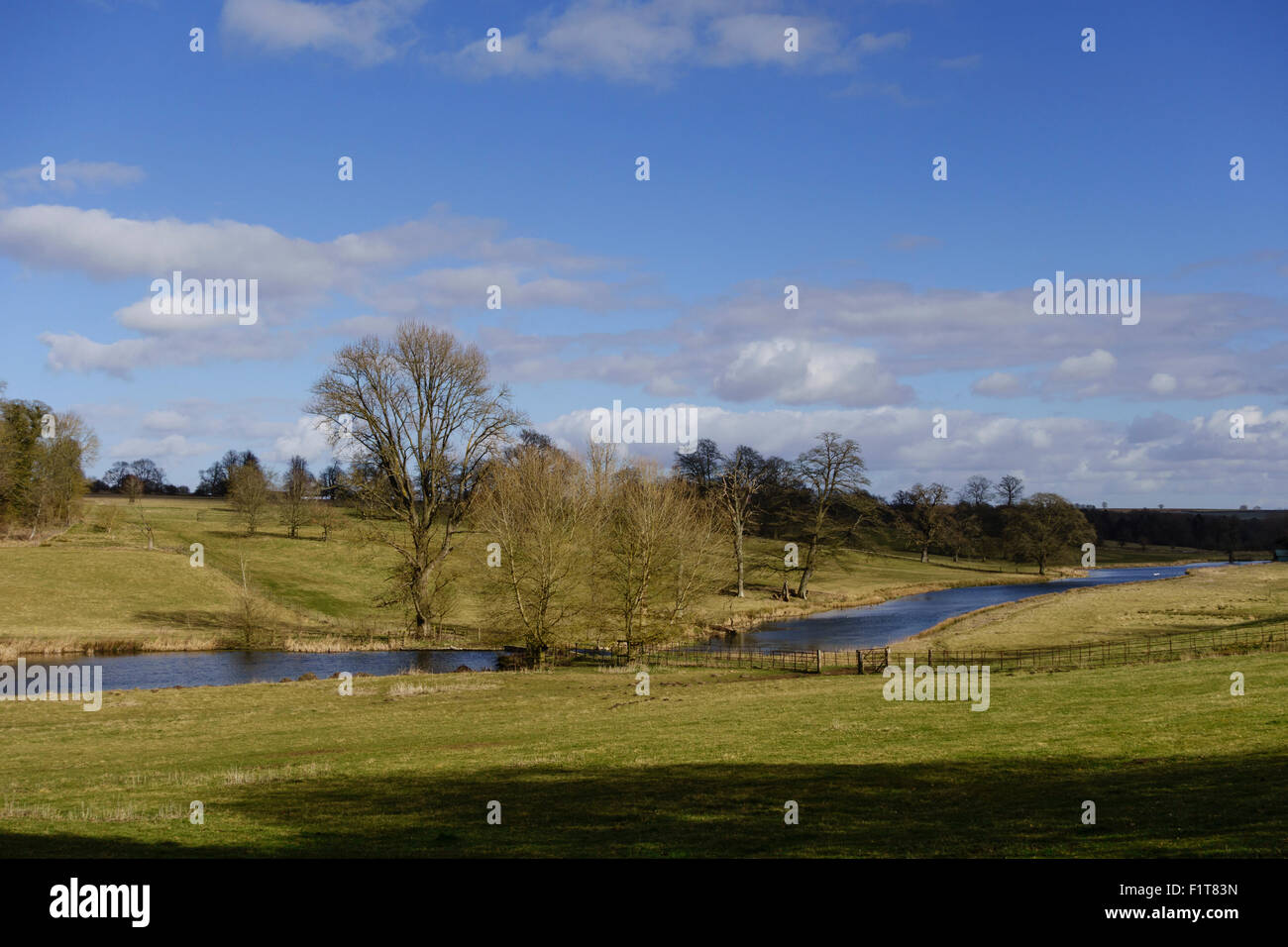 Blick über Sherborne Brook in Sherborne, Gloucestershire, UK Stockfoto