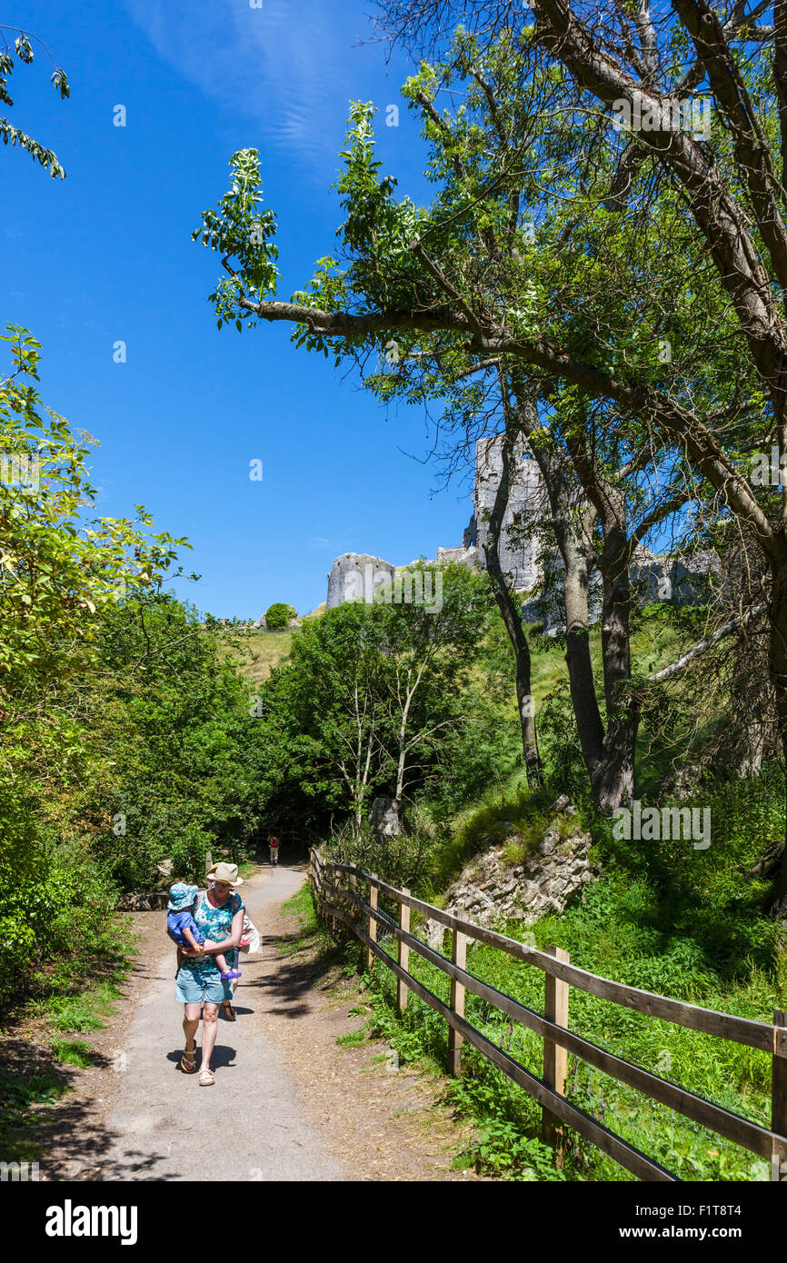 Öffentlichen Fußweg neben den Ruinen von Corfe Castle, Isle of Purbeck, Dorset, England, UK Stockfoto