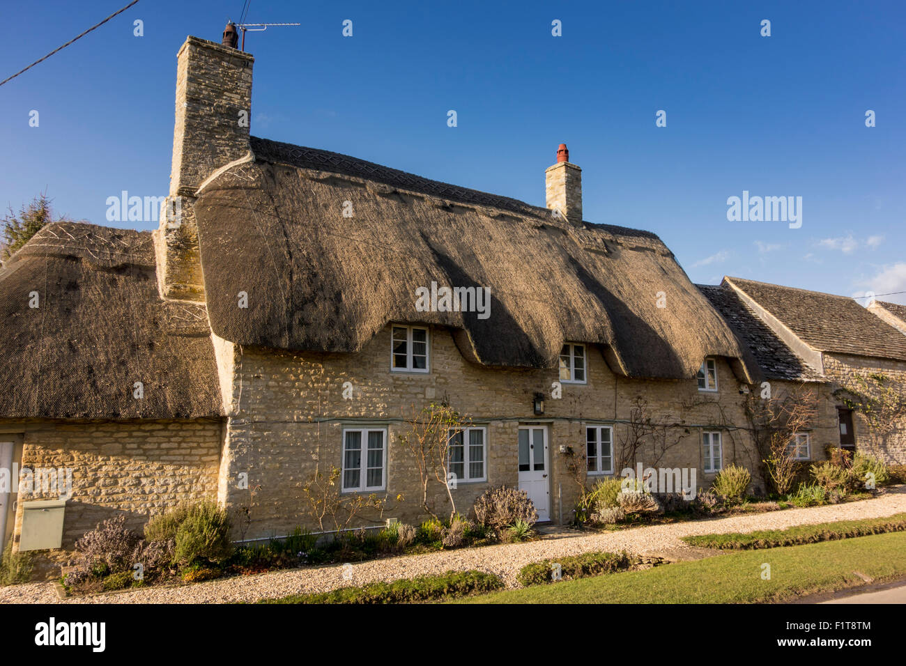 ein Ferienhaus mit Reetdach, Minster Lovell, Oxfordshire, Vereinigtes Königreich Stockfoto
