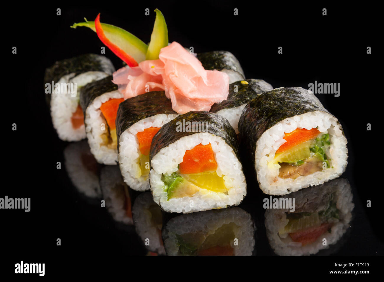 Maki Sushi serviert auf schwarzem Hintergrund Stockfoto