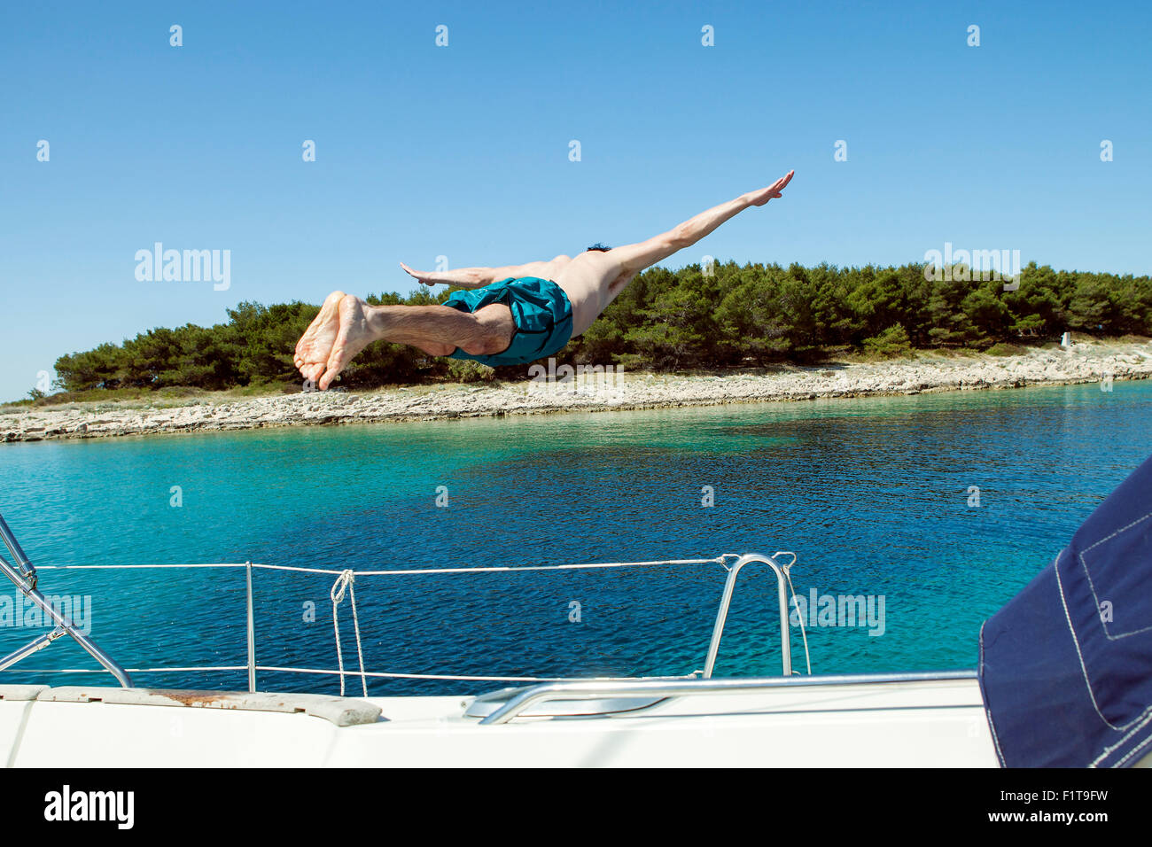 Junger Mann tauchen ins Wasser von Segelboot, Adria Stockfoto