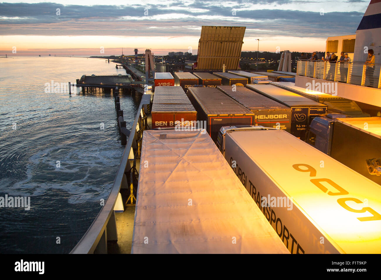 Lastwagen auf Stena Lines Fähre, Hafen von Rotterdam, Hoek van Holland, Niederlande Stockfoto