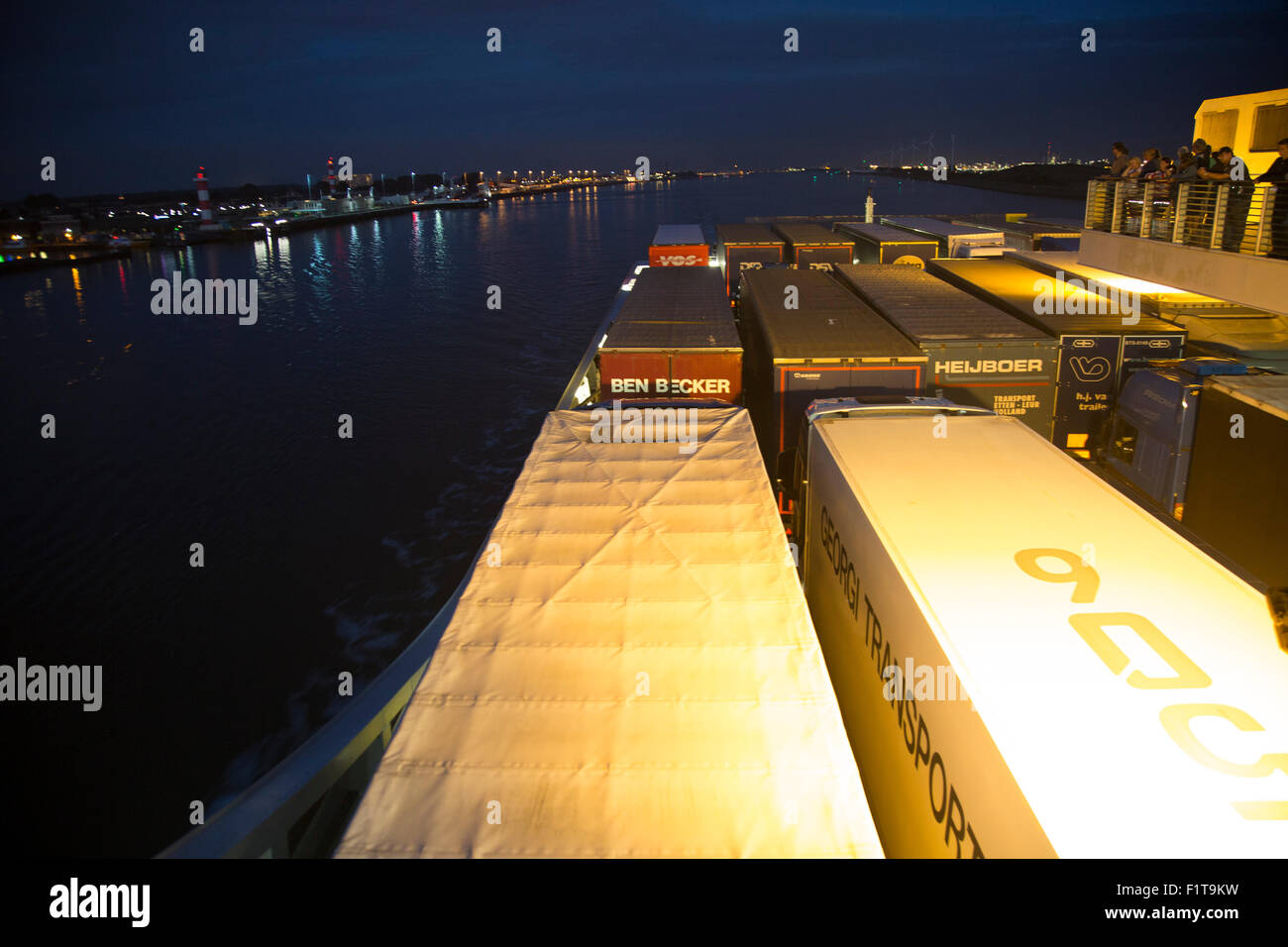 Lastwagen auf Stena Lines Fähre, Hafen von Rotterdam, Hoek van Holland, Niederlande Stockfoto
