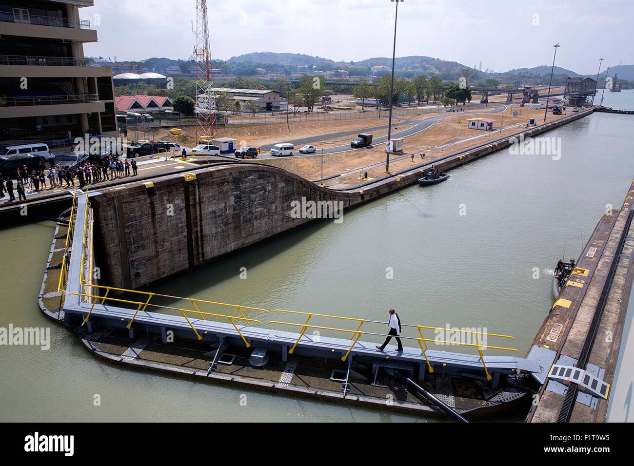 US-Präsident Barack Obama geht durch eine Sperre nach einer Tour durch den Kontrollturm am Panamakanal Miraflores Locks 10. April 2015 in Ancon, Panama. Stockfoto