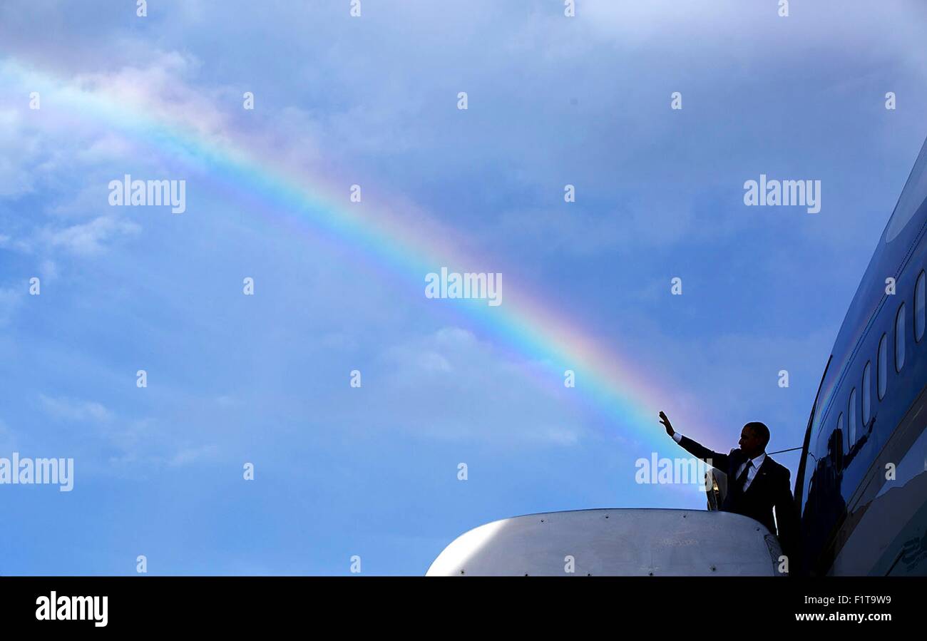 US-Präsident Barack Obama Wellen Abschied über einen Regenbogen, wie er vor dem Abflug 9. April 2015 in Kingston, Jamaika Air Force One Am Norman Manley International Airport Bretter. Stockfoto