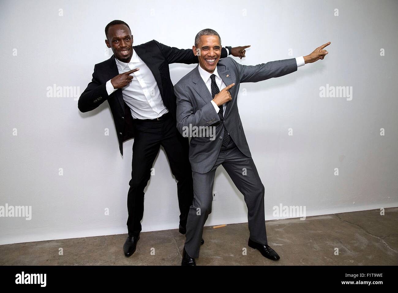 US-Präsident Barack Obama schlägt die Blitz Pose mit der schnellste Mann lebendig, Usain Bolt, hinter den Kulissen nach einem Young Leaders des Americas Initiative Rathauses an der University of the West Indies 8. April 2015 in Kingston, Jamaika. Stockfoto
